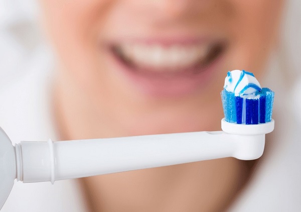مسواک زدن با مسواک برقی